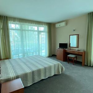 Zimmer mit Kingsize-Bett